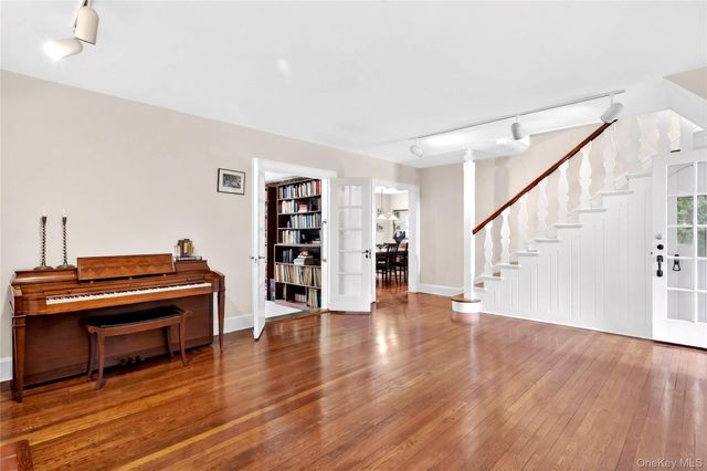 10 Crescent Road, Port Washington, NY 11050