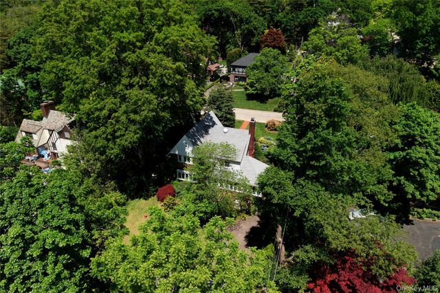 10 Crescent Road, Port Washington, NY 11050