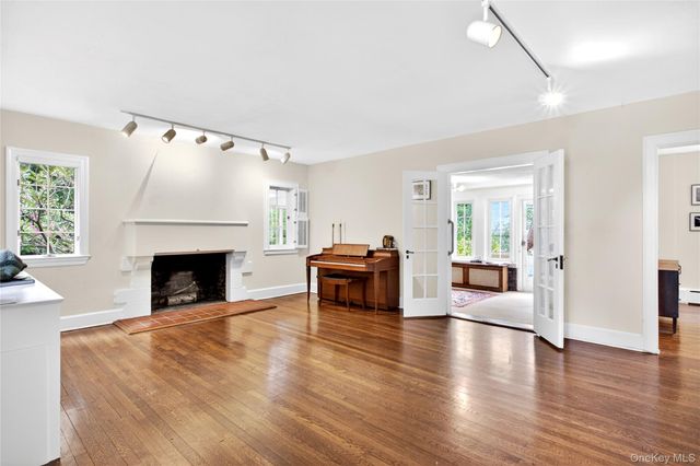10 Crescent Road, Port Washington, NY 11050