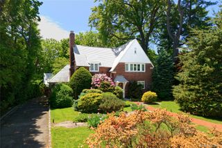 10 Crescent Road, Port Washington, NY 11050