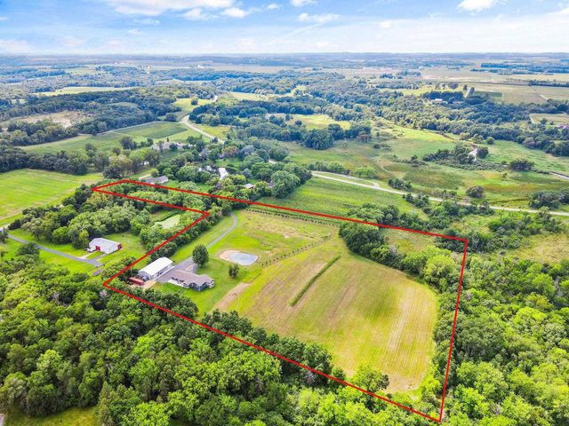 64 Oakland Road, Cambridge, WI 53523