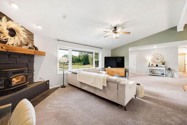 64 Oakland Road, Cambridge, WI 53523