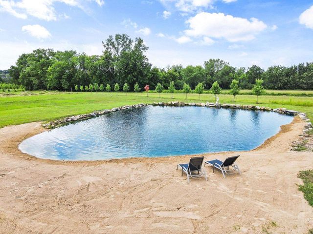 64 Oakland Road, Cambridge, WI 53523