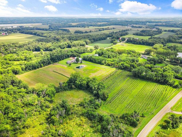 64 Oakland Road, Cambridge, WI 53523