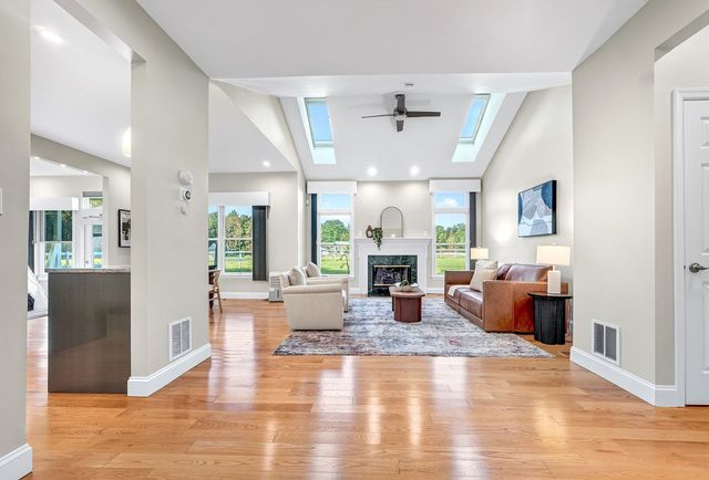45 Pickman Dr 45, Bedford, MA 01730