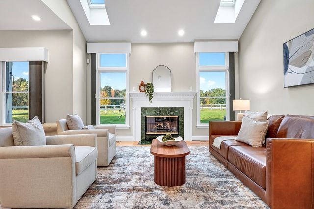 45 Pickman Dr 45, Bedford, MA 01730