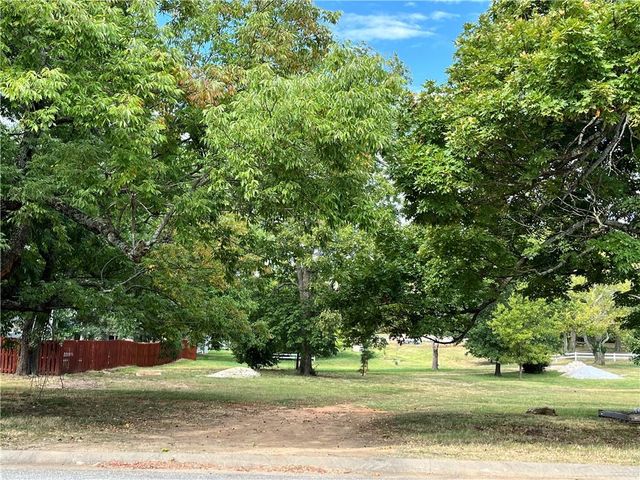 1327 N Woolsey Avenue, Fayetteville, AR 72703
