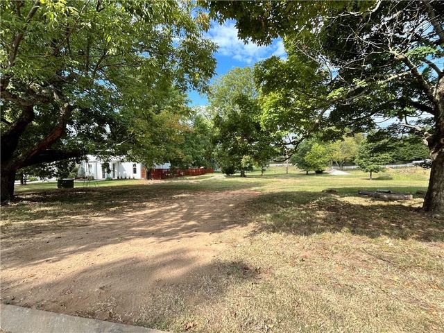 1327 N Woolsey Avenue, Fayetteville, AR 72703