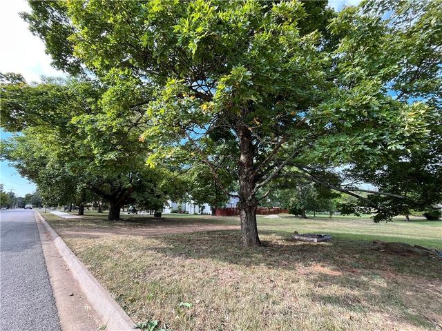 1327 N Woolsey Avenue, Fayetteville, AR 72703