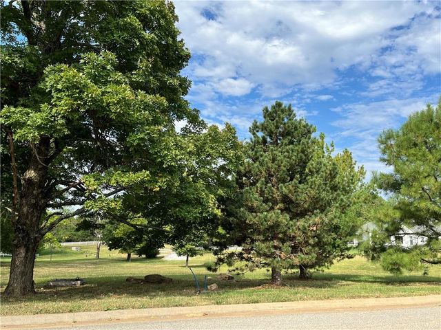 1327 N Woolsey Avenue, Fayetteville, AR 72703