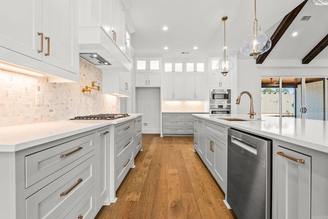 1670 DOLPHIN, Conway, AR 72034