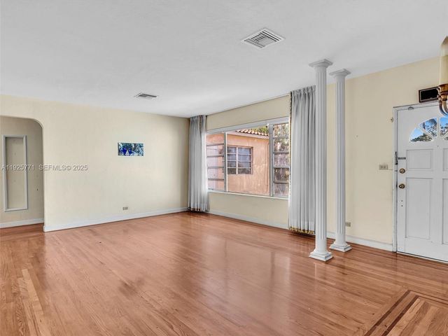 2443 N Meridian Ave, Miami Beach, FL 33140