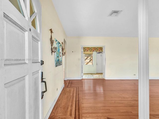 2443 N Meridian Ave, Miami Beach, FL 33140