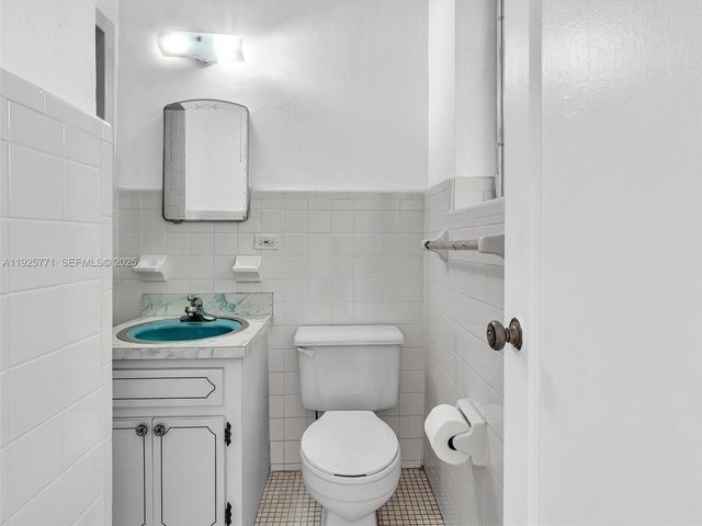 2443 N Meridian Ave, Miami Beach, FL 33140