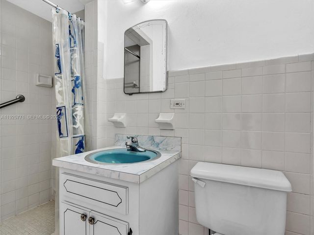 2443 N Meridian Ave, Miami Beach, FL 33140