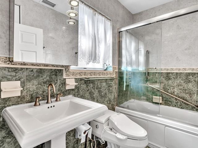 2443 N Meridian Ave, Miami Beach, FL 33140