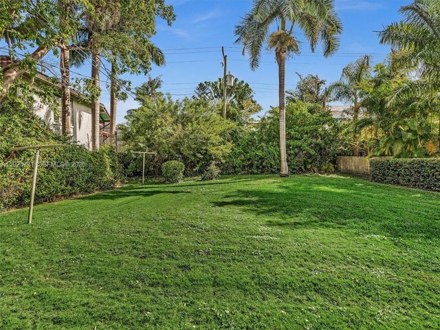 2443 N Meridian Ave, Miami Beach, FL 33140