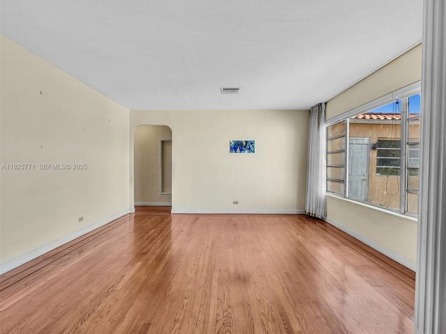 2443 N Meridian Ave, Miami Beach, FL 33140