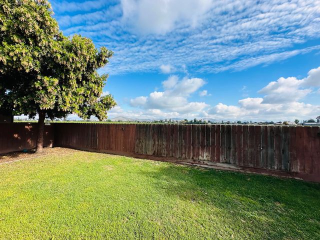 936 N Red Oak Street, Porterville, CA 93257