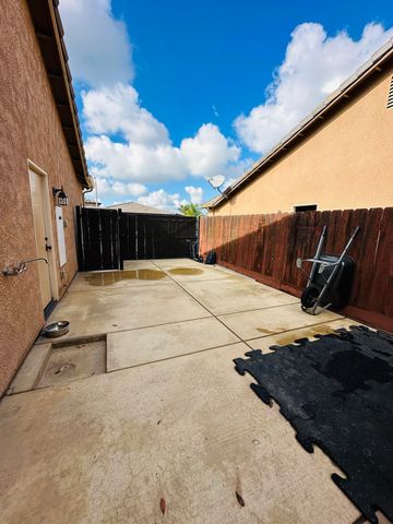 936 N Red Oak Street, Porterville, CA 93257