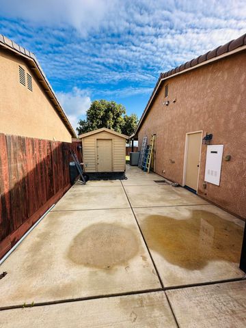 936 N Red Oak Street, Porterville, CA 93257