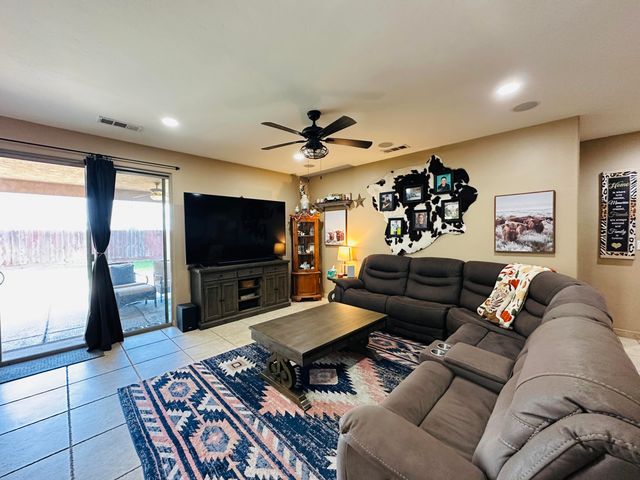 936 N Red Oak Street, Porterville, CA 93257