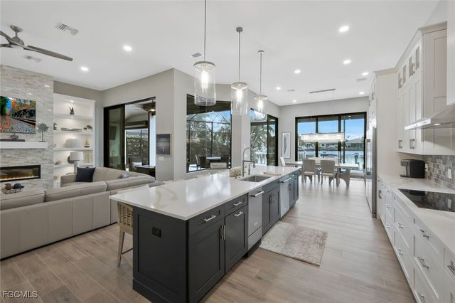 1812 Lagoon LN, Cape Coral, FL 33914