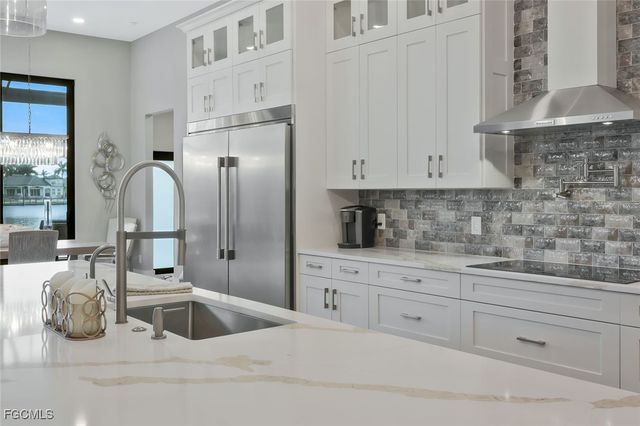 1812 Lagoon LN, Cape Coral, FL 33914