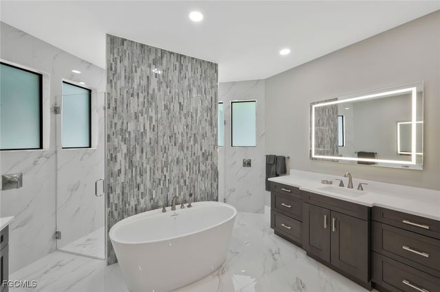 1812 Lagoon LN, Cape Coral, FL 33914