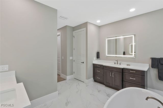 1812 Lagoon LN, Cape Coral, FL 33914