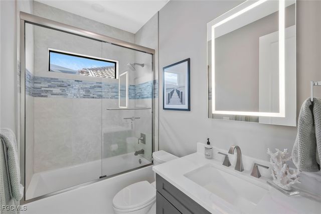 1812 Lagoon LN, Cape Coral, FL 33914