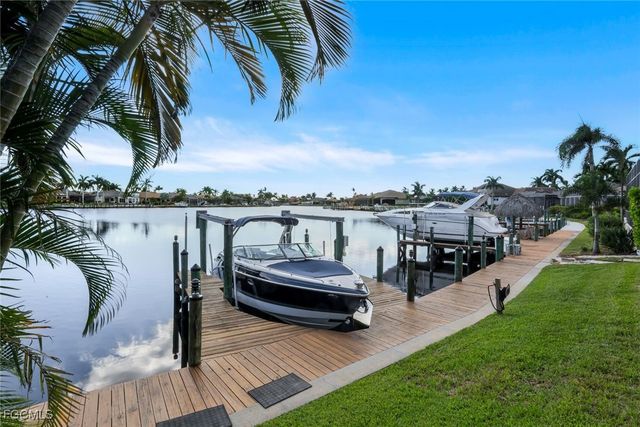 1812 Lagoon LN, Cape Coral, FL 33914