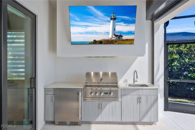 1812 Lagoon LN, Cape Coral, FL 33914