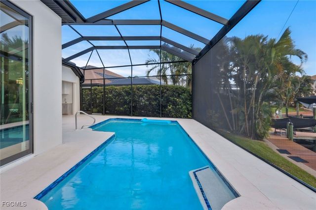 1812 Lagoon LN, Cape Coral, FL 33914