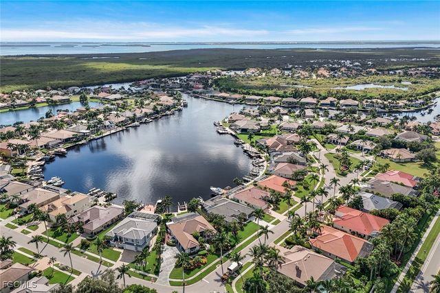 1812 Lagoon LN, Cape Coral, FL 33914