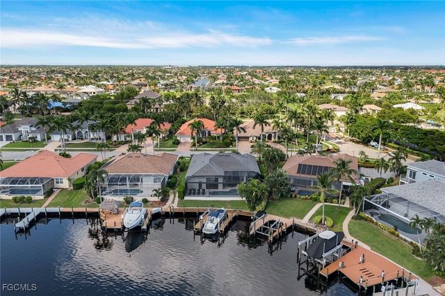 1812 Lagoon LN, Cape Coral, FL 33914