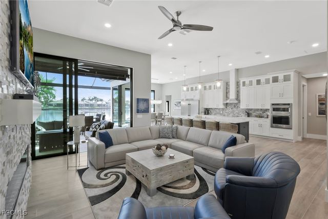 1812 Lagoon LN, Cape Coral, FL 33914