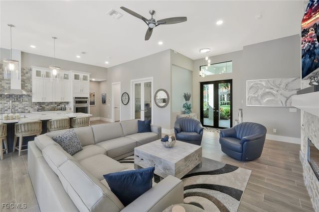 1812 Lagoon LN, Cape Coral, FL 33914