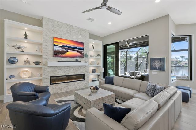 1812 Lagoon LN, Cape Coral, FL 33914