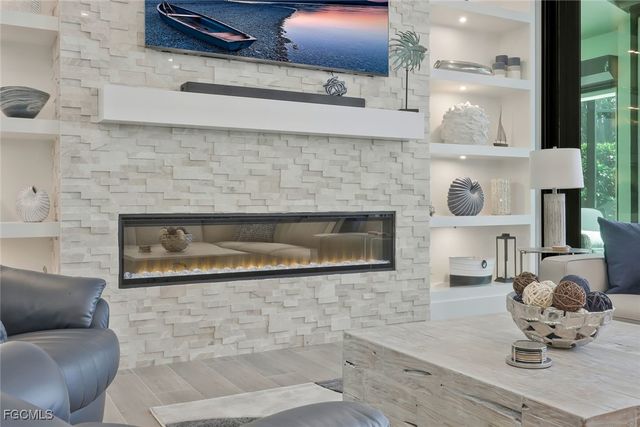 1812 Lagoon LN, Cape Coral, FL 33914