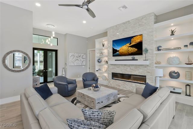 1812 Lagoon LN, Cape Coral, FL 33914