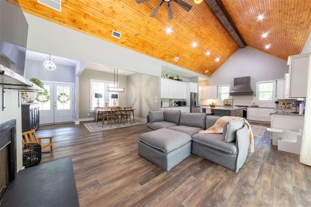 181 S Chattahoochee Drive S, Hogansville, GA 30230