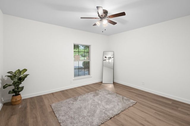 811 N Cooper Street, Arlington, TX 76011