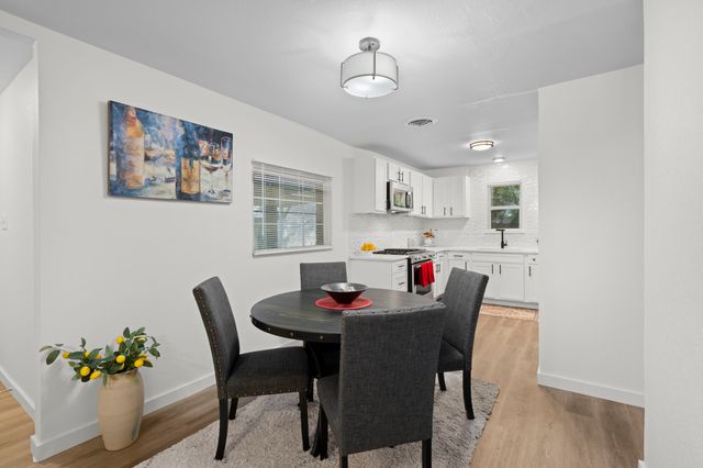 811 N Cooper Street, Arlington, TX 76011