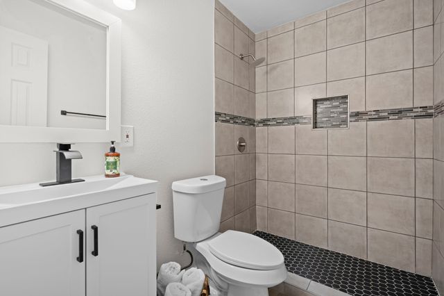 811 N Cooper Street, Arlington, TX 76011