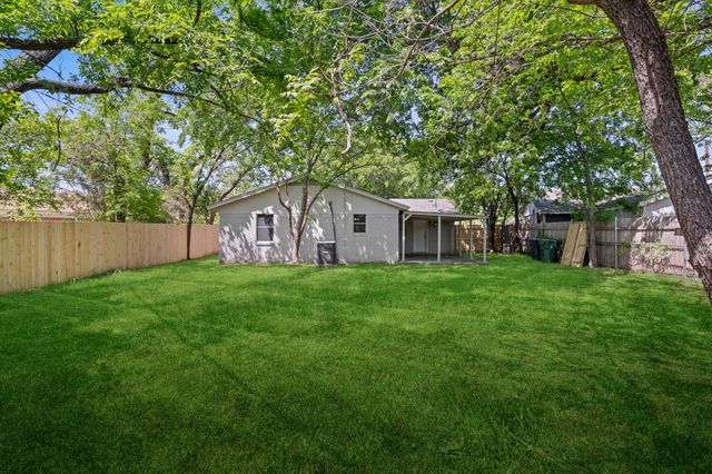 811 N Cooper Street, Arlington, TX 76011