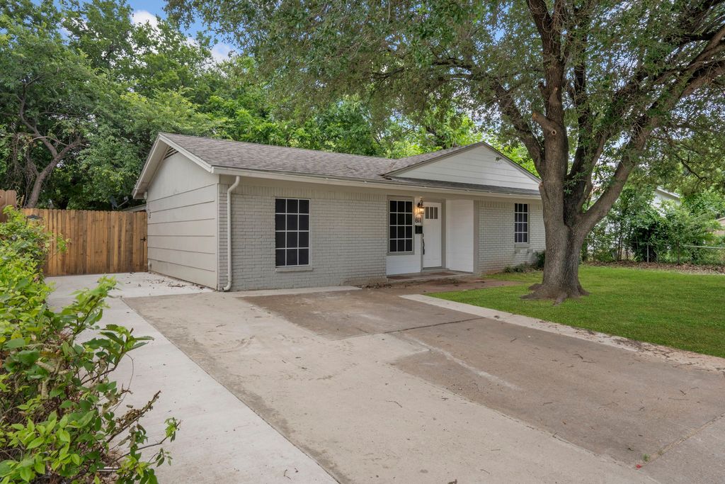 811 N Cooper Street, Arlington, TX 76011