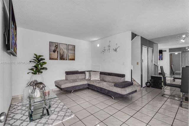 8186 NW 98th Ter 132, Hialeah Gardens, FL 33016