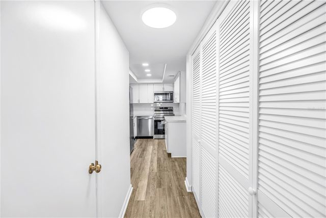1051 79TH AVENUE N 105, St Petersburg, FL 33702