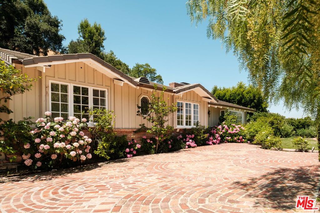 Image 1 of property listing at 9430 Eden Dr, Beverly Hills, CA 90210